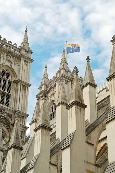 Вестминстерское аббатство крупным планом с флагом — стоковое фото