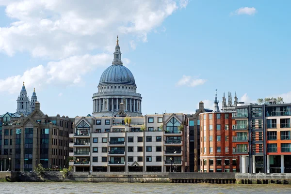 Londons silhuett med st Pauls-katedralen — Stockfoto
