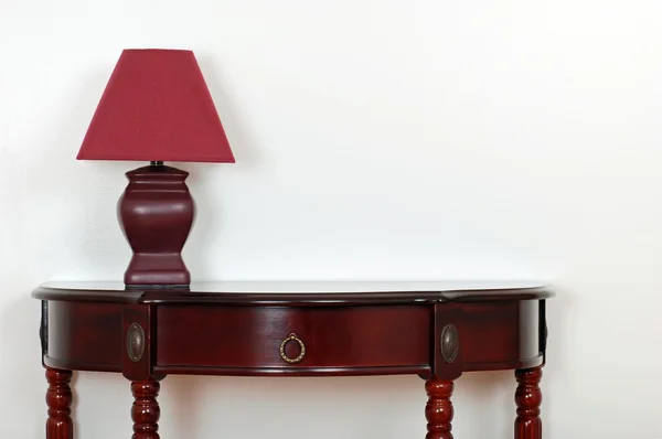 Tisch mit roter Lampe — Stockfoto