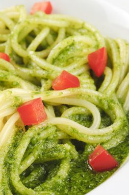 Spagetti pesto ile.