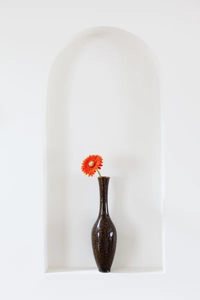 红色花与花瓶 — 图库照片