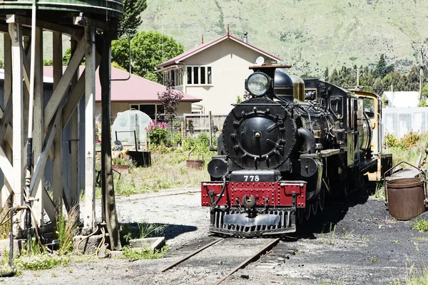 Старий двигуном поїзд — стокове фото
