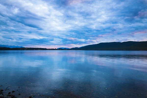 Gün batımı göl manapouri üzerinde — Stok fotoğraf