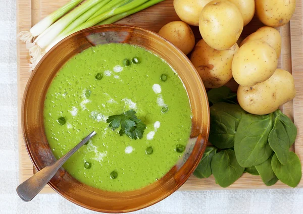 Домашний картофельный и шпинатный суп — стоковое фото
