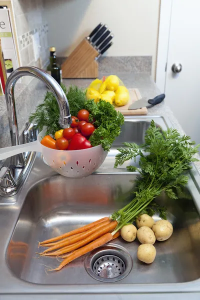 Verduras frescas en el fregadero — Foto de Stock