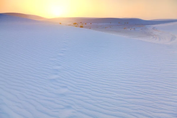 Witte zand voetafdrukken — Stockfoto