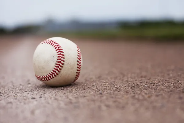 Baseball na pole — Zdjęcie stockowe