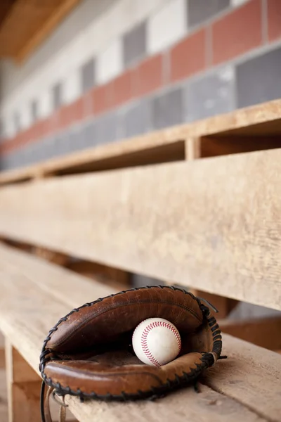 ダッグアウトで野球のグローブ — ストック写真