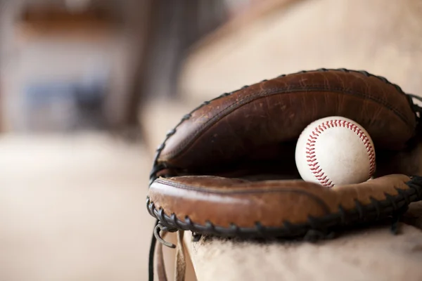 Béisbol en el guante del receptor — Foto de Stock