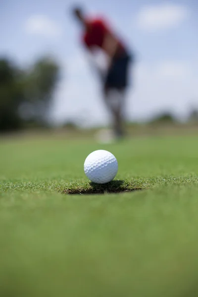 Zetten de golfbal — Stockfoto