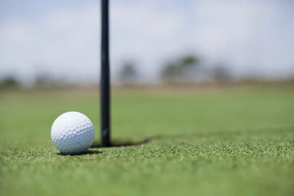 Bola de golfe no buraco — Fotografia de Stock