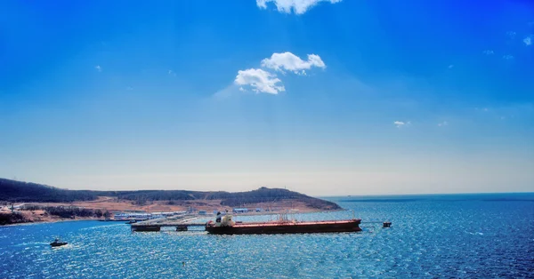 Tankfartyget laddar olja i hamn — Stockfoto