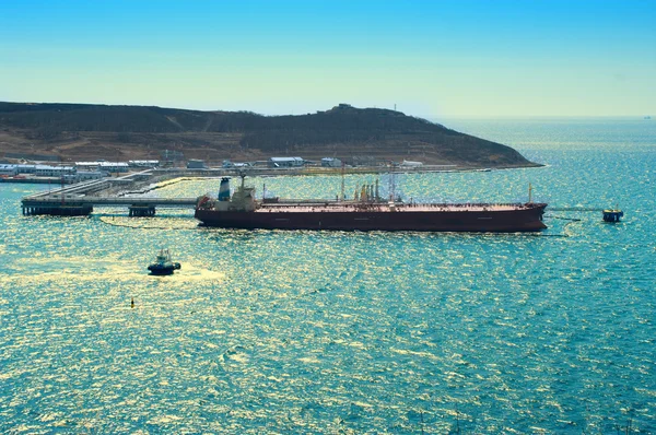 Tankschiff verlädt Öl im Seehafen Stockbild