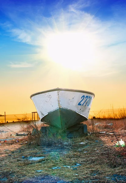 Boot bei Sonnenaufgang Stockbild