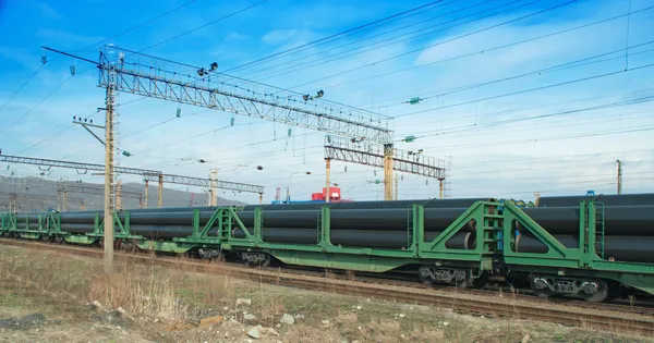 Ferroviária flatcars com tubos — Fotografia de Stock