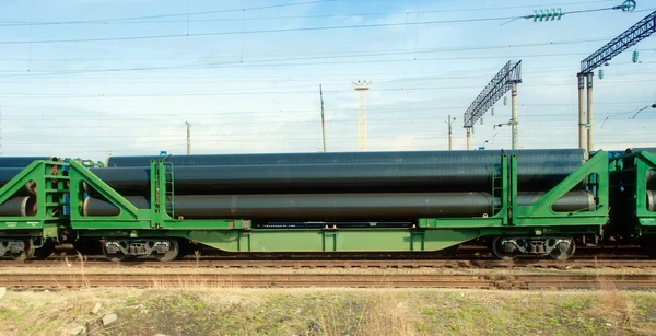 Ferrocarril flatcars con tuberías — Foto de Stock