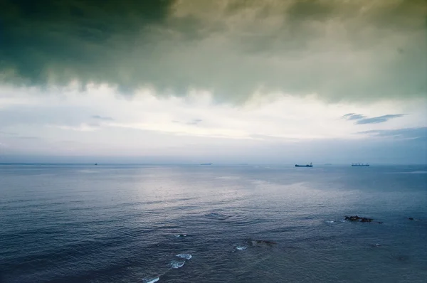 Gewitterwolken über der Insel im Meer — Stockfoto