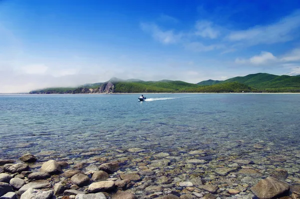 Кристаллический морской пляж в Японском море Остров Петров — стоковое фото