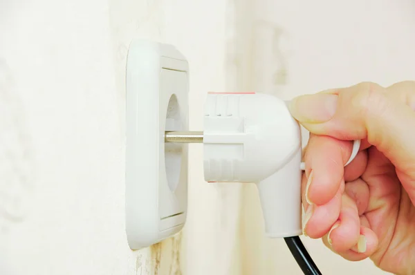 Plugging cabo elétrico para esboçar soquete na parede — Fotografia de Stock