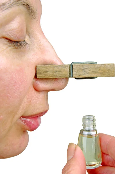 Kvinna med klädnypa i näsan — Stockfoto