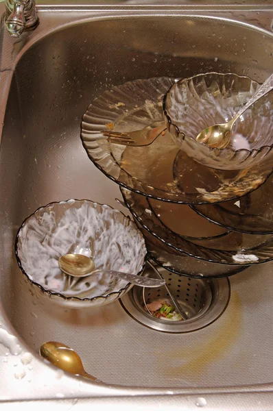 Špinavé nádobí v umyvadlo. — Stock fotografie