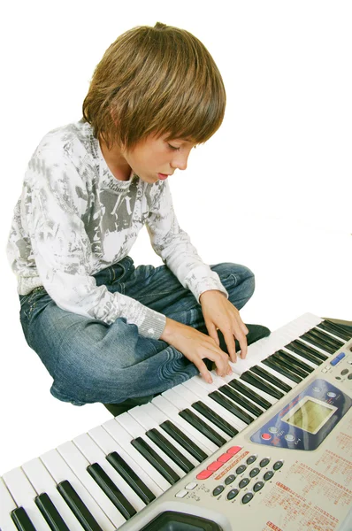 Miúdo bonito tocando piano, isolado — Fotografia de Stock