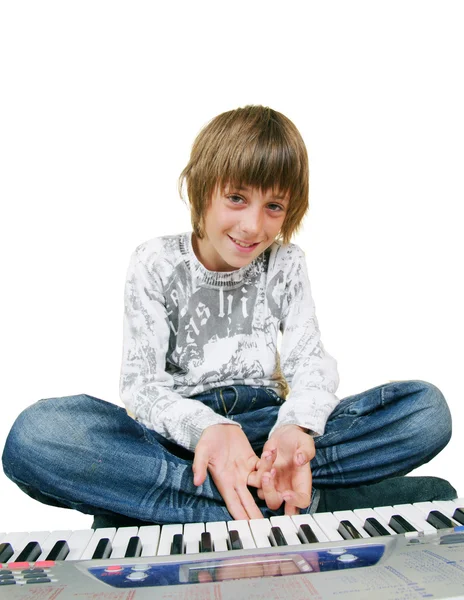Miúdo bonito tocando piano, isolado — Fotografia de Stock