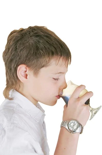 Хлопчик п'є склянку содової — стокове фото