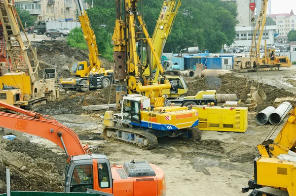 Plac budowy z żółtymi ciągnikami — Zdjęcie stockowe