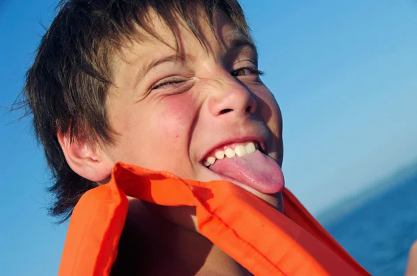 Retrato de brincalhão bonito menino mostrando língua — Fotografia de Stock