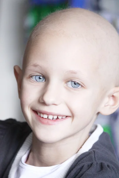 Улыбающийся ребенок с раком — стоковое фото