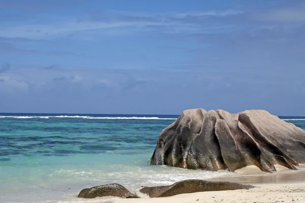 Granieten rotsen op bron d argent strand, eiland la digue Seychellen — Stockfoto