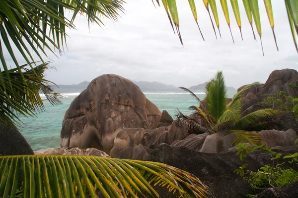 Granieten rotsen op bron d argent strand, eiland la digue Seychellen — Stockfoto