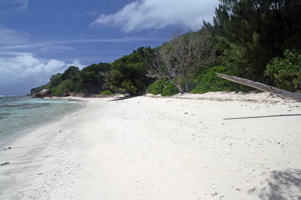 Praia vazia em La Digue, Seychelles — Fotografia de Stock