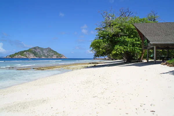 Пустой пляж на острове Гранд-Сур, Сейшелы — стоковое фото