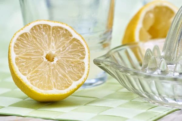Medio limón. —  Fotos de Stock