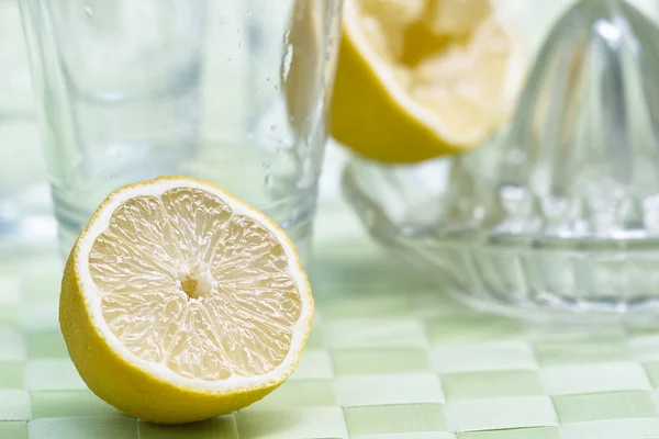 Eine halbe Zitrone — Stockfoto