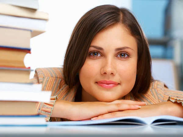 Närbild av en kvinnlig student med en böcker — Stockfoto