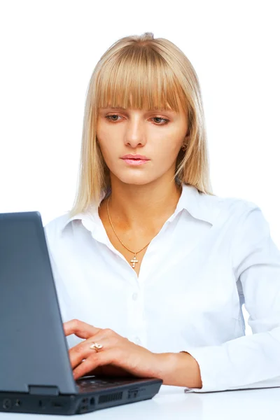便携式计算机上工作的妇女的肖像 — 图库照片