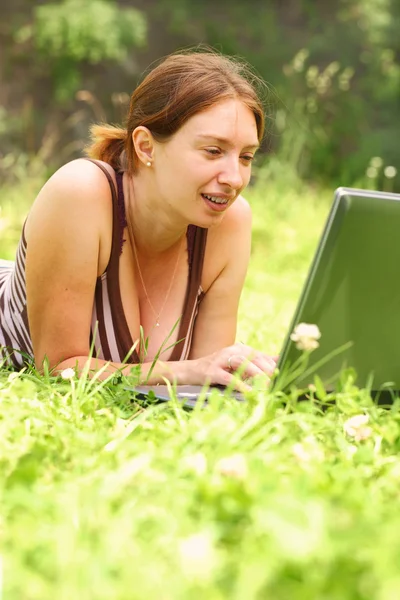 Молодая женщина использует свой ноутбук на улице. — стоковое фото
