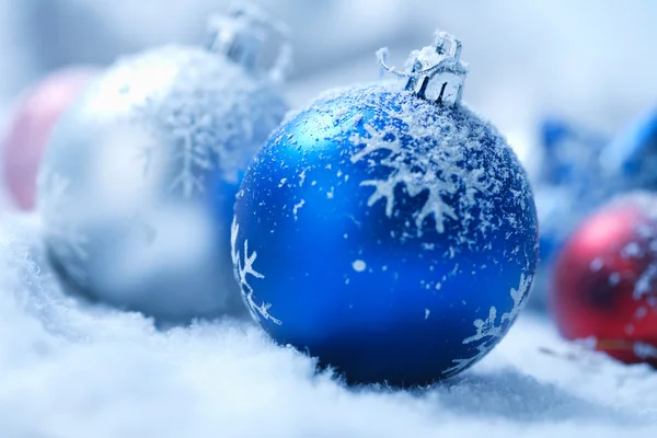 Enfeite de Natal em fundo azul — Fotografia de Stock