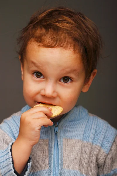 Garçon avec un cookie — Photo
