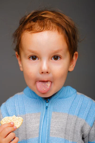 Menino mostrando sua língua — Fotografia de Stock