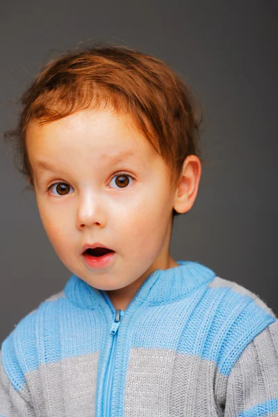 Retrato de menino surpreso — Fotografia de Stock