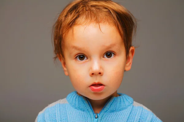 Retrato de menino surpreso — Fotografia de Stock