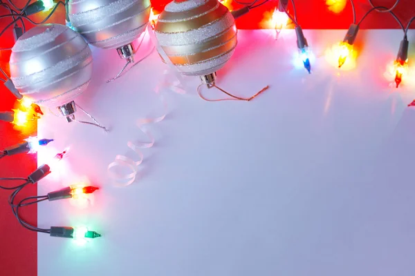 Nieuwe Kerstmis kerstballen grens met vakantie lichten. — Stockfoto