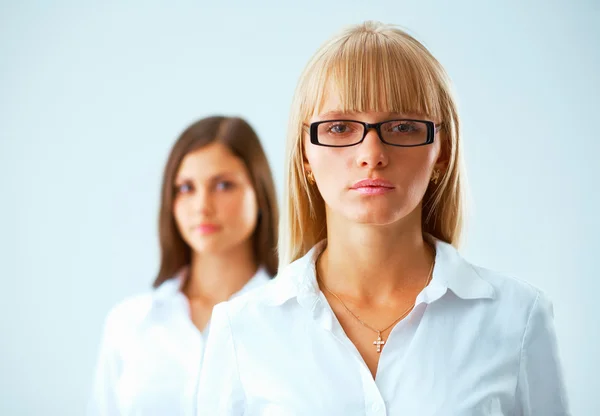Twee jonge zakelijke vrouwen — Stockfoto