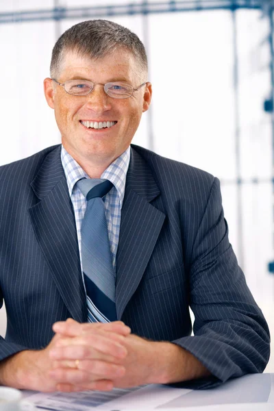 Uomo d'affari anziano sorridente . — Foto Stock