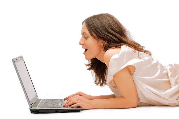Feliz joven hembra usando un ordenador portátil — Foto de Stock