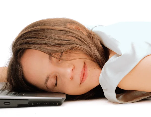 Kvinna som sover på den bärbara datorn — Stockfoto